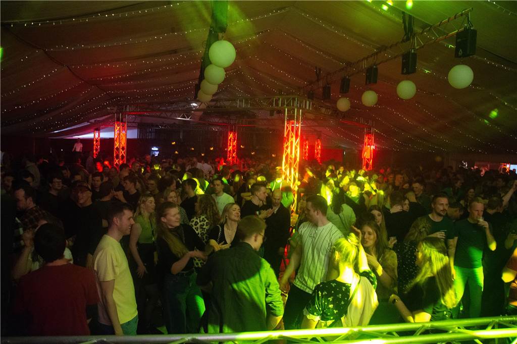 Gut 5.000 Besucher füllten am Samstag (8.April) die Zelte von Karpaten und feierten dort die große Eröffnungsparty.