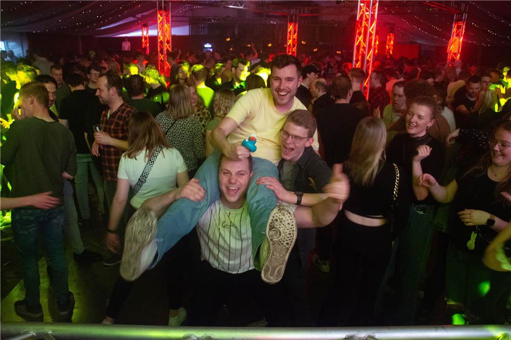 Gut 5.000 Besucher füllten am Samstag (8.April) die Zelte von Karpaten und feierten dort die große Eröffnungsparty.