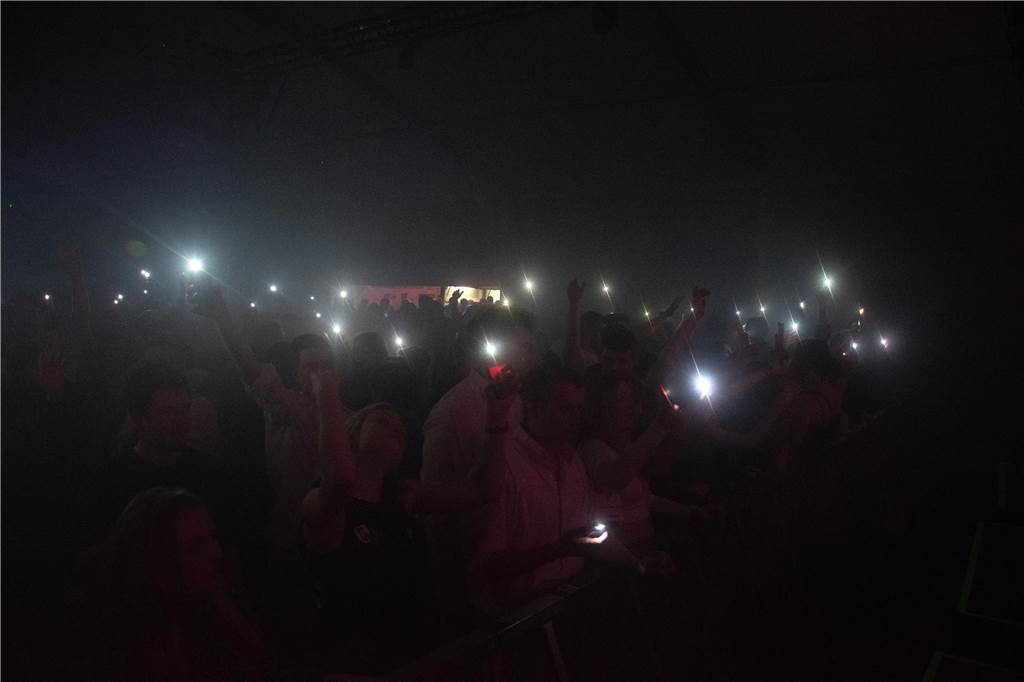 Gut 5.000 Besucher füllten am Samstag (8.April) die Zelte von Karpaten und feierten dort die große Eröffnungsparty.