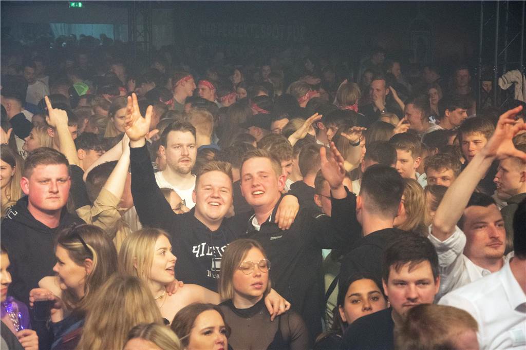 Gut 5.000 Besucher füllten am Samstag (8.April) die Zelte von Karpaten und feierten dort die große Eröffnungsparty.