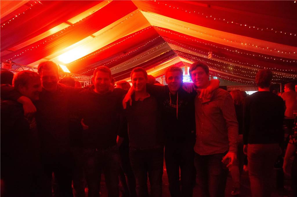 Gut 5.000 Besucher füllten am Samstag (8.April) die Zelte von Karpaten und feierten dort die große Eröffnungsparty.