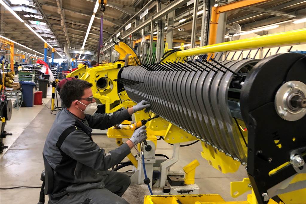 Ein Arbeitsplatz an der 200 Meter langen Produktionsstraße der Maschinenfabrik Kemper.