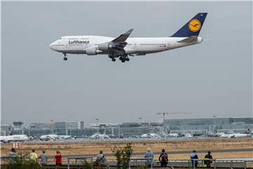 Gut ausgelastet: Eine Boeing 747 der Lufthansa fliegt beim Landeanflug auf Frankfurt über der Autobahn A5. Foto: Silas Stein