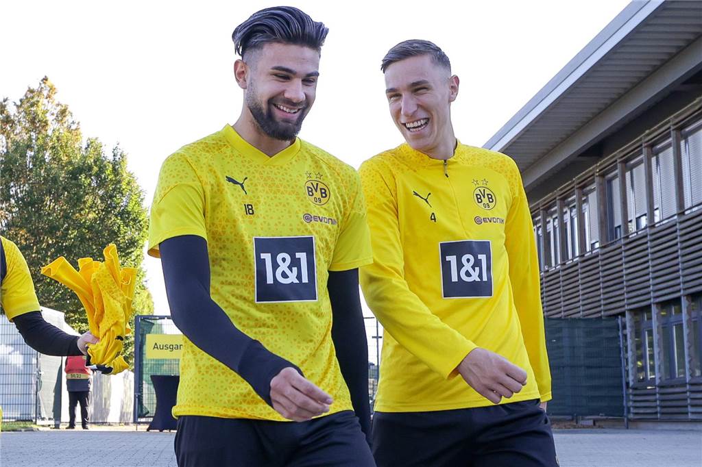 BVB-Innenverteidiger Papadopoulos vor dem Absprung?: „Sehe mich nicht auf Dauer in der 3. Liga“ Antonios Papadopoulos und Nico Schlotterbeck reden miteinander.