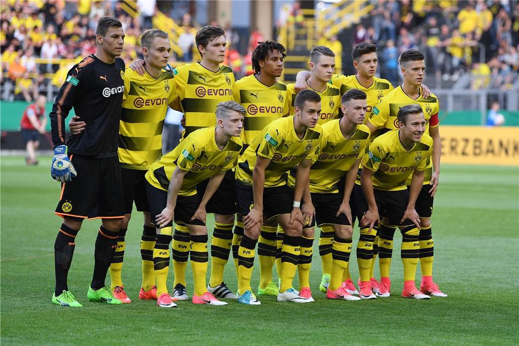 Luca Kilian vor BVB-Wiedersehen: „Das wird immer in meinem Herzen bleiben“ Gut befreundet: Luca Kilian (hinten, 3.v.l.) und Felix Passlack (vorne, r.).