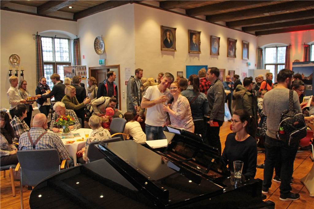 Herzliche und stilvolle Begrüßung der Werner Neubürger Gut besucht war der Neubürgerempfang. Irina Fuhrmann am Klavier sorgte für die passende Begleitmusik.