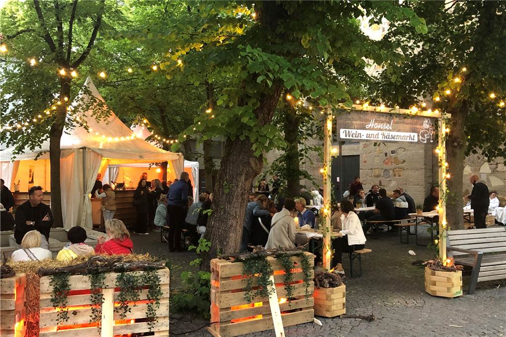 Altstadtfest am Freitag: Dorstener brauchen offenbar einen Tanzkurs Gut besucht war der Wein- und Käsemarkt am Freitagabend beim Altstadtfest.