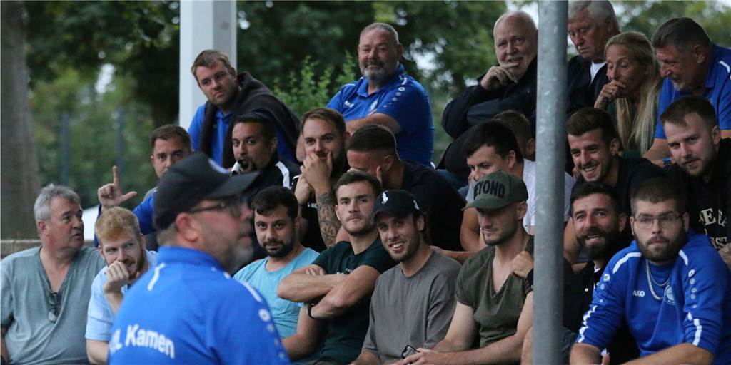 Neuer VfL-Chef Andreas Conradi noch verhalten, aber: „Oberliga wäre schon ein Traum“ Gut besucht war die Jahreshauptversammlung der Fußballabteilung des VfL Kamen: Andreas Conradi (hinten 2.v.l.) löste dabei Jörg Müller (vorne) ab.