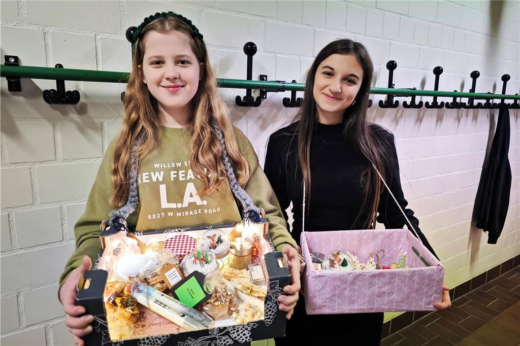 Gut besucht war wieder der Basar der Canisiusschule zugunsten der Projekte der Schwester der heiligen Maria Magdalena Postel in Leme/Brasilien. Lenea und Asya kamen mit ihren Bauch Läden kaum durch den Besucherandrang hindurch