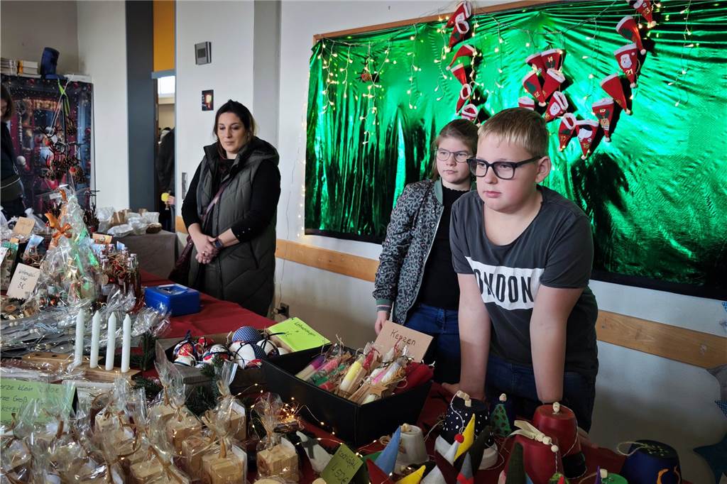 Gut besucht war wieder der Basar der Canisiusschule zugunsten der Projekte der Schwester der heiligen Maria Magdalena Postel in Leme/Brasilien. Reißenden Absatz fanden allerlei nützliches oder dekoratives Sebstgemachtes, auch viele kulinarischen Köstlichkeiten genossen die Gäste.