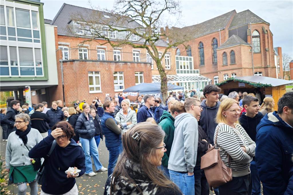 Gut besucht war wieder der Basar der Canisiusschule zugunsten der Projekte der Schwester der heiligen Maria Magdalena Postel in Leme/Brasilien. Reißenden Absatz fanden allerlei nützliches oder dekoratives Sebstgemachtes, auch viele kulinarischen Köstlichkeiten genossen die Gäste.
