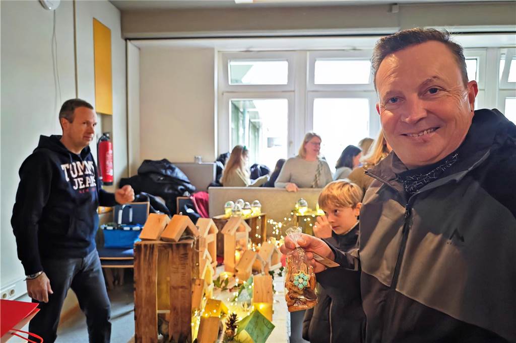 Gut besucht war wieder der Basar der Canisiusschule zugunsten der Projekte der Schwester der heiligen Maria Magdalena Postel in Leme/Brasilien. Reißenden Absatz fanden allerlei nützliches oder dekoratives Sebstgemachtes, auch viele kulinarischen Köstlichkeiten genossen die Gäste.