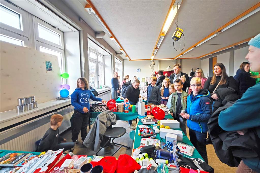 Gut besucht war wieder der Basar der Canisiusschule zugunsten der Projekte der Schwester der heiligen Maria Magdalena Postel in Leme/Brasilien. Reißenden Absatz fanden allerlei nützliches oder dekoratives Sebstgemachtes, auch viele kulinarischen Köstlichkeiten genossen die Gäste.