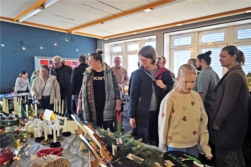Gut besucht war wieder der Basar der Canisiusschule zugunsten der Projekte der Schwester der heiligen Maria Magdalena Postel in Leme/Brasilien. Reißenden Absatz fanden allerlei nützliches oder dekoratives Sebstgemachtes, auch viele kulinarischen Köstlichkeiten genossen die Gäste.