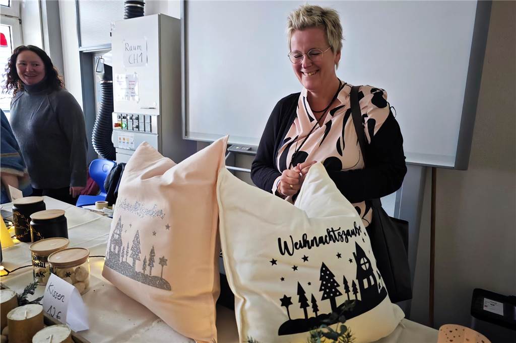 Gut besucht war wieder der Basar der Canisiusschule zugunsten der Projekte der Schwester der heiligen Maria Magdalena Postel in Leme/Brasilien. Reißenden Absatz fanden allerlei nützliches oder dekoratives Sebstgemachtes, auch viele kulinarischen Köstlichkeiten genossen die Gäste.
