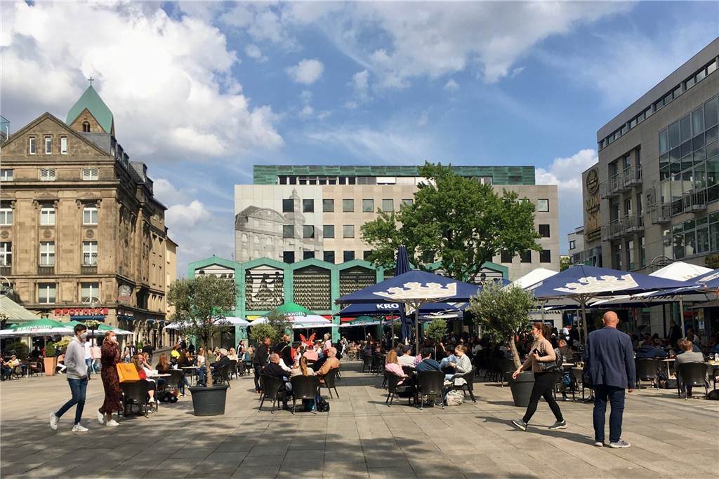 Corona-Protestler blieben in gut besuchter City weitgehend unter sich Gut besucht waren am Samstag die Straßencafés auf dem Alten Markt.