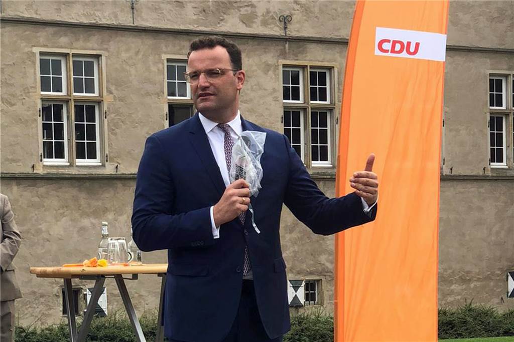 Gesundheitsminister Spahn verteidigt in Herbern umstrittene Test-Strategie Gut eine Stunde Zeit nahm sich Minister Spahn für seinen Auftritt am Schloss Westerwinkel in Herbern.