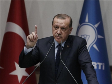 Gut einen Monat nach seinem Sieg beim umstrittenen Verfassungsreferendum wird Staatspräsident Erdogan wieder Chef der Regierungspartei AKP. Foto: Burhan Ozbilici