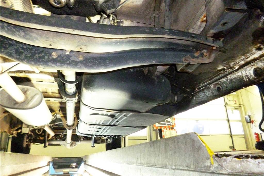 Lebensgefährliche Basteleien: Polizei stoppt Bus auf dem Weg ins Ruhrgebiet Gut für die Reichweite, schlecht für die Verkehrssicherheit: der 300-Liter-Tank unter dem Bodenblech des Sprinters.