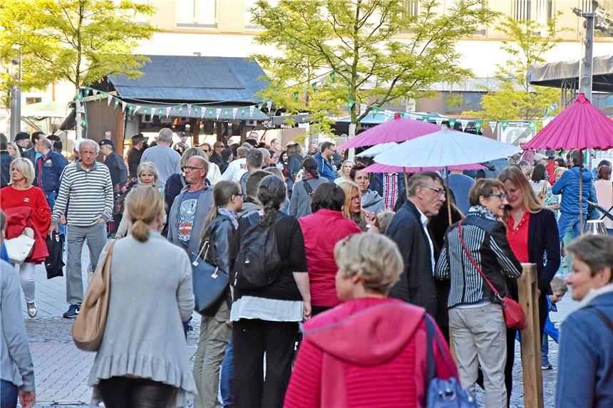 Castrop-Rauxeler bummeln bei irischen Klängen Gut gefüllt war am Freitagabend die Castroper Altstadt beim Nightshopping.