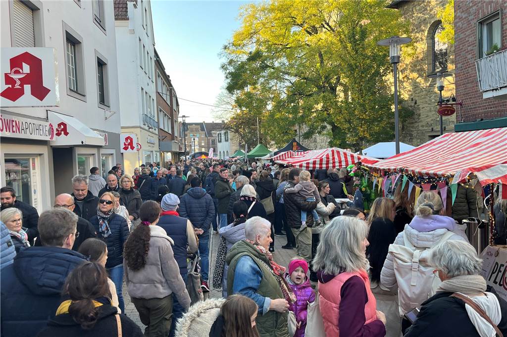 Gut gefüllt war die Dorstener Innenstadt beim Lichterfest bereits am frühen Nachmittag. 