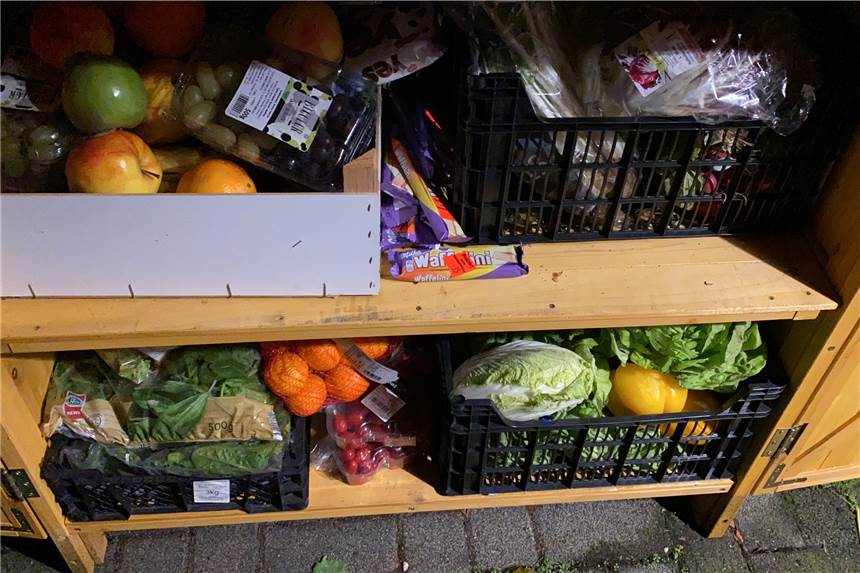Nach Tafel-Schließung: Lebensmittel landen stattdessen beim Foodsharing Werne Gut gefüllter Pavarotti: Die sogenannte Fair-Teiler-Station ist gut gefüllt. Jetzt, wo die Tafel-Ausgaben im Kreis geschlossen sind, landen noch mehr Lebensmittel beim Foodsharing in Werne.