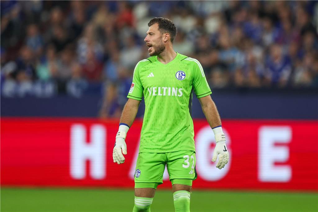 Schalke bekommt Quittung für die letzte Saison 25.08.2023, Fussball, 2. Bundesliga, 4. Spieltag, Saison 2023/2024, FC Schalke 04 - Holstein Kiel, Marius Müller (FC Schalke 04) Foto: Tim Rehbein/RHR-FOTO