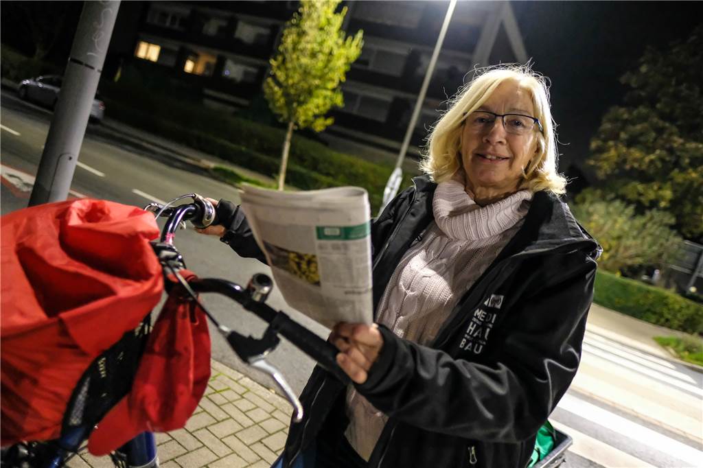 Zustellerin Gabriele Maaß: „Für mich ist die Arbeit wie Reha-Sport“ Gabriele Maaß mit Zeitung und Rad