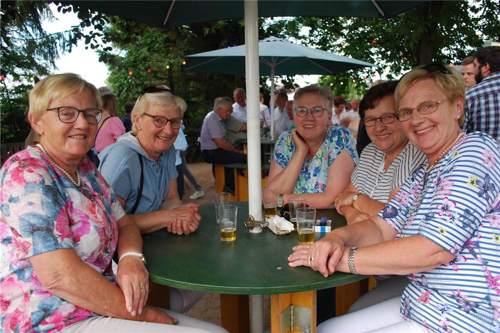 Video und viele Fotos: Toller Sommernachtsball des Musikvereins Heek Gut gelaunt genossen die Besucher die musikalischen Klänge beim Sommernachtsball des Musikvereins Heek.