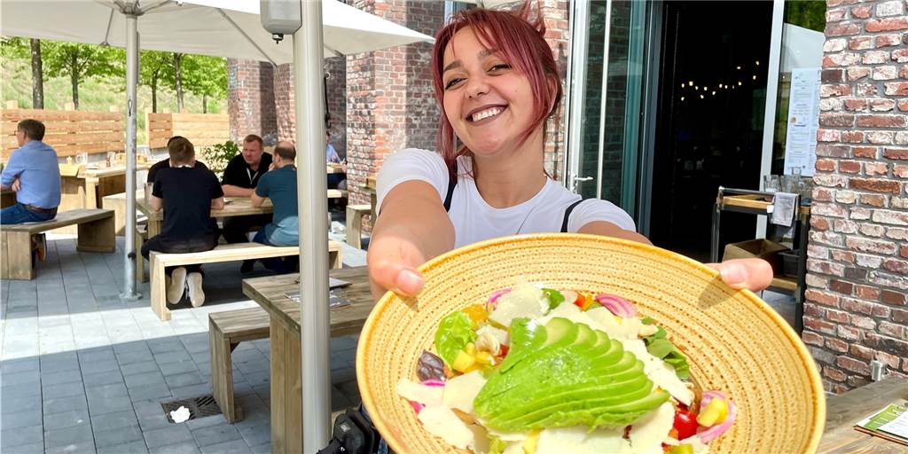 Innovativste Gastro-Meile Dortmunds: Vom Food-Truck bis zum Familienrestaurant Gut gelauntes Personal und dekorativ angerichtetes Essen gibt es im Purino - hier präsentiert Jelena eine sommerliche Bowl.