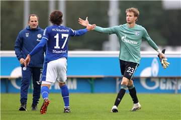 Gut gemacht: Kapitän Stambouli klatscht Frederik Rönnow (r.) ab.