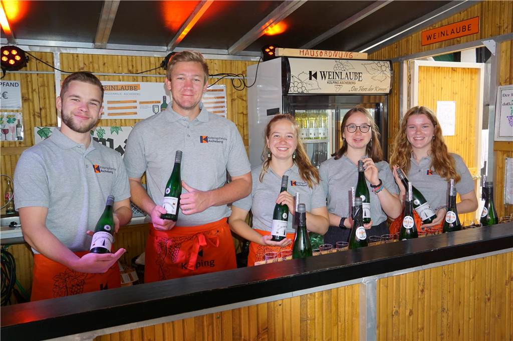 Gut gerüstet ist das Team der Kolping Weinlaube für den Ansturm während des Zehnkampfes.