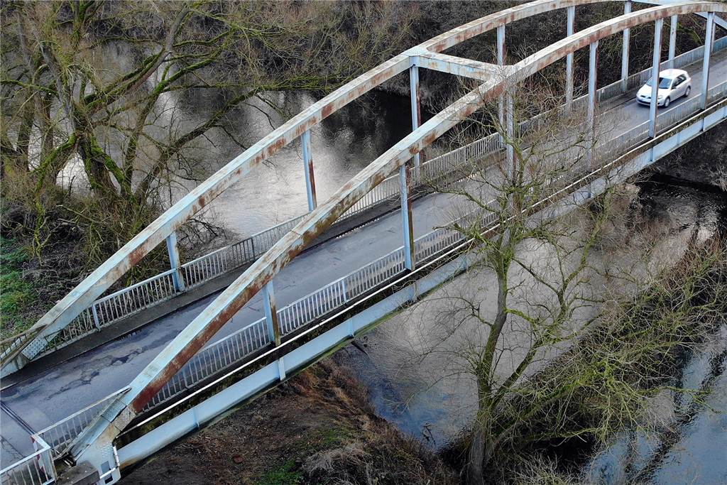 Lippe-Brücken sind marode: Nach der Brücke Ahsen muss auch die bei Vinnum erneuert werden Gut sichtbar aus dieser Perspektive: die Risse im Asphalt vor allem im Übergang von der Fahrbahn zur Brücke.