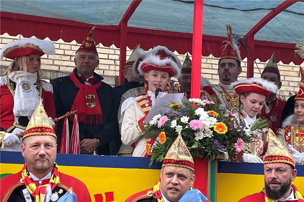 Gut überdacht hielten die närrischen Majestäten ihre Ansprachen. Am Nelkendienstag soll es dann trocken bleiben.