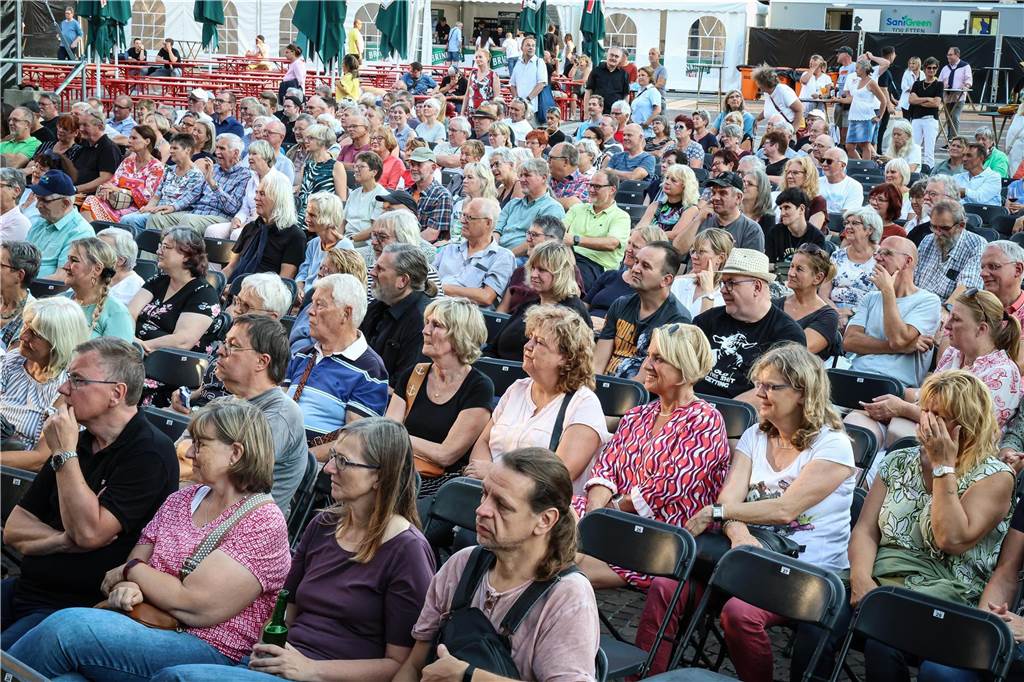 Gut unterhalten wurden die Zuschauer beim Geierabend-Auftritt auf dem Friedensplatz in der Dortmunder City.