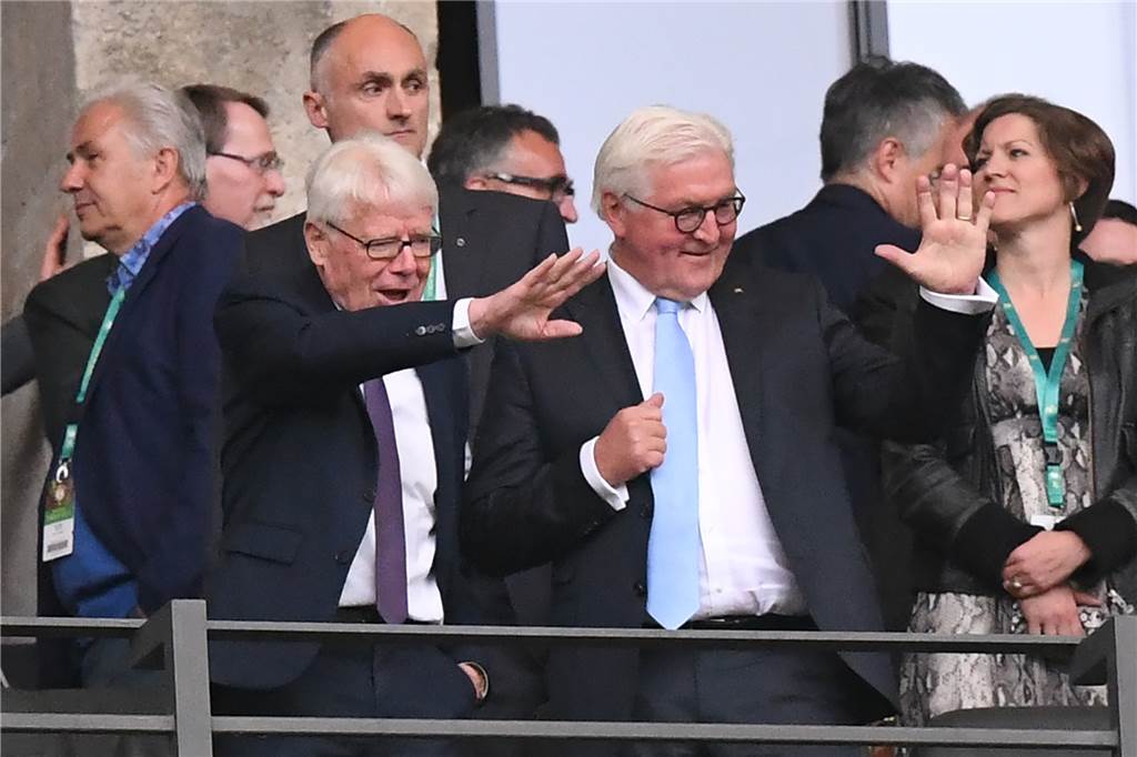Gut vernetzt: Dr. Reinhard Rauball, hier auf der Tribüne des Berliner Olympiastadions zum Pokalfinale neben Bundespräsident Frank-Walter Steinmeier, lenkte nicht nur den BVB, sondern wirkte auch als Präsident des Ligaverbandes sowie als Vizepräsident des DFB. Die Stimme Dortmunds war also über viele Jahre an entscheidenden Stellen präsent.