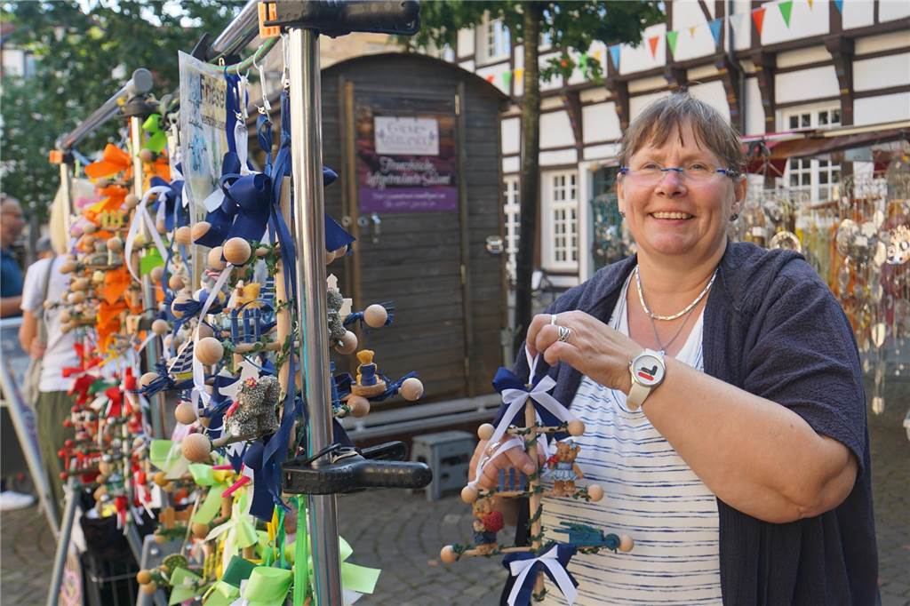 Viele Fotos vom Bauern- und Handwerkermarkt in Werne: So schön war das Event in 2023 Eine Frau stöbert an einem Deko-Stand.