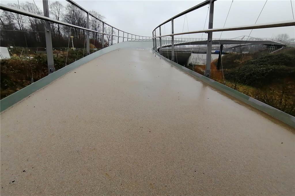 „Sprung über die Emscher“: Eröffnung der Brücke erst im Herbst 2024 Testweise aufgebrachter Fahrbahnbelag im Westteil der Brücke.