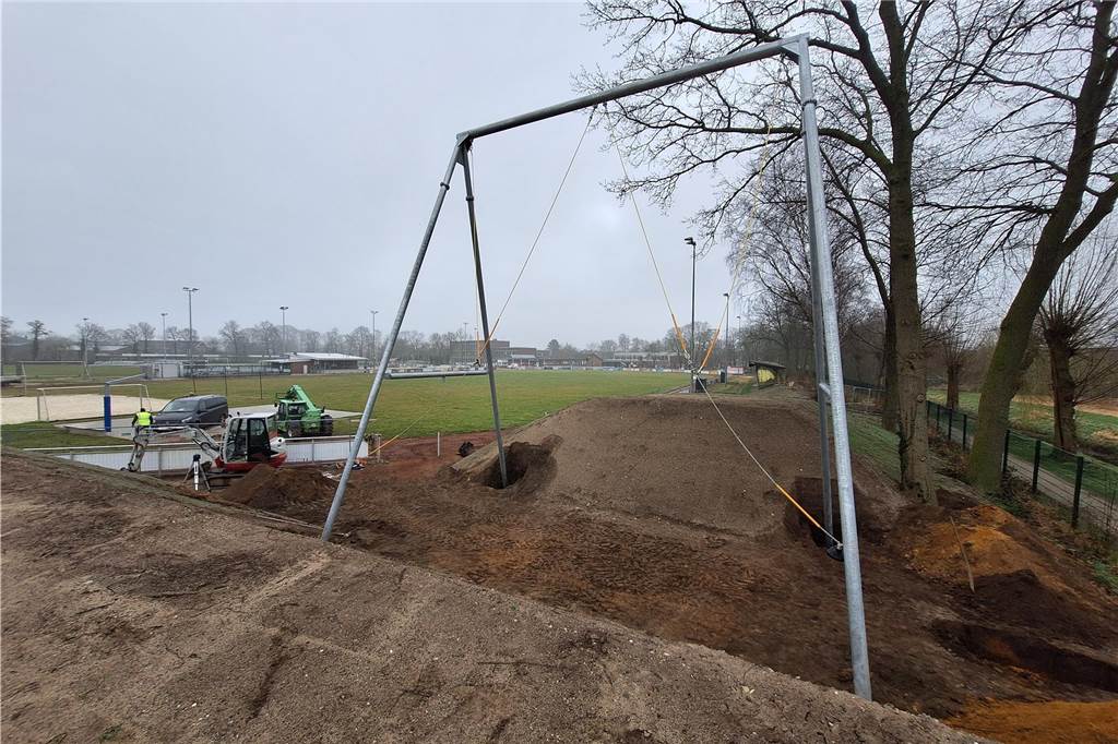 Größte Schaukel des Münsterlandes: Spielgerät mit Kran aufgestellt Gut zehn Meter hoch ist der Tarzanschwinger, der seit Dienstag (11. März) auf dem Sportcampus in Südlohn steht. Noch kann sie nicht benutzt werden.