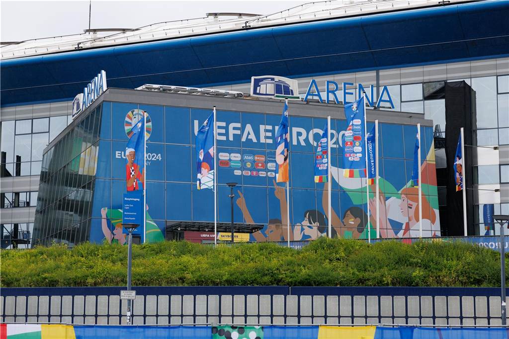 Roman war beim Sommermärchen ein Jahr alt: Die EM 2024 erlebt er hautnah Der Schriftzug von Arena-Sponsor „Veltins“ wurde einfach nach hinten geklappt – während der EM ist es wieder die „Arena Auf Schalke“.