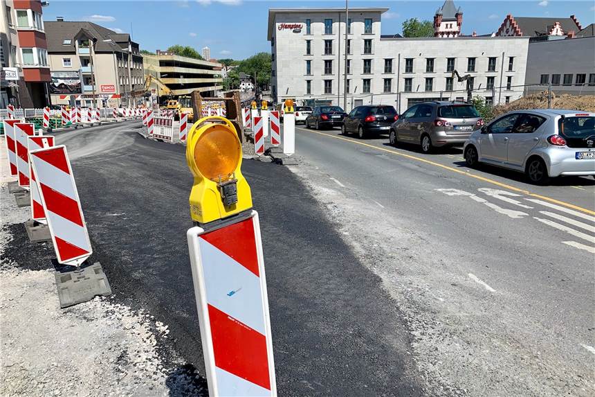 Neues von der „Staustraße“ am Phoenix-See Gut zu erkennen ist die neue Fahrspur (links), über die ab Dienstag ein Teil des Verkehrs rollen wird.