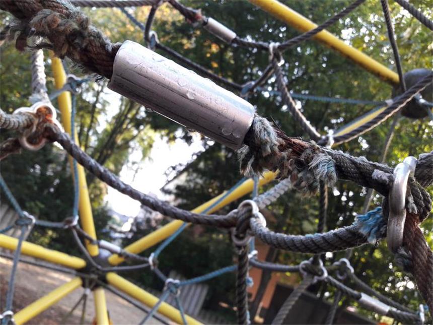 Gut zu erkennen sind die heraustretenden Drähte am Klettergerüst. Mittlerweile ist der Spielplatz gesperrt und das Gerüst wird erneuert.