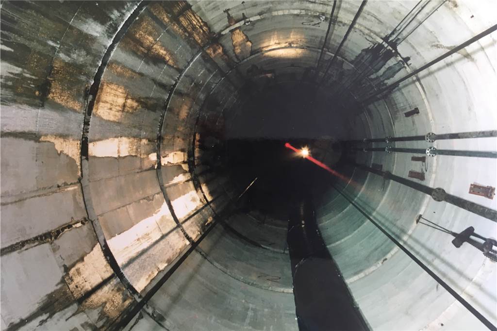 Wie mit Dortmunder Hilfe der tiefste Bergbauschacht Europas entstand Gut zu erkennen sind die Ringe in der Betonummantelung des Schachts.