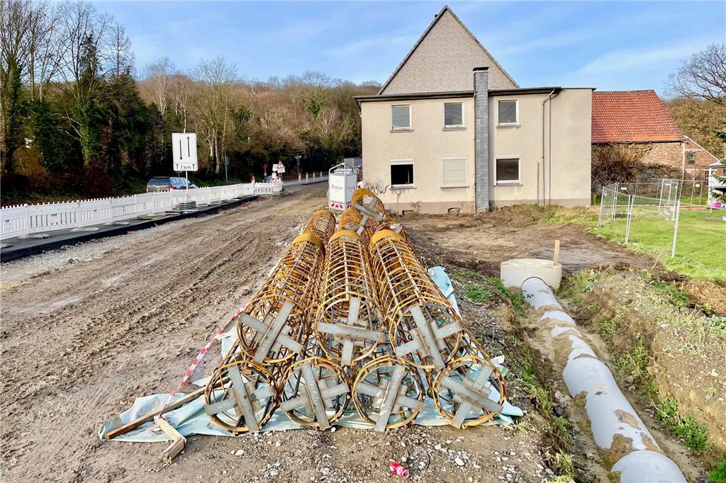 B236-Ausbau: Bergstraße ist wieder frei und ein letztes Hindernis verschwindet Gut zu sehen, wie die Baustelle auf das leerstehende Gebäude zuläuft.