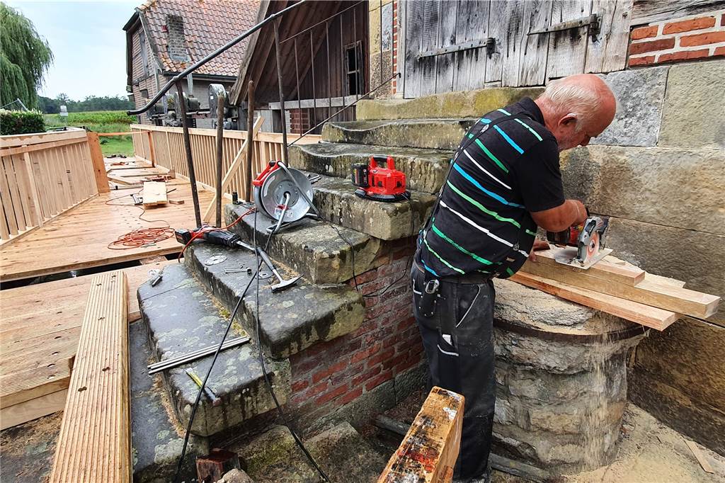 Zwei Tonnen Holz: Brücke der historischen Wassermühle wird runderneuert Gut zwei Wochen dauerten die Arbeiten an der Brücke.