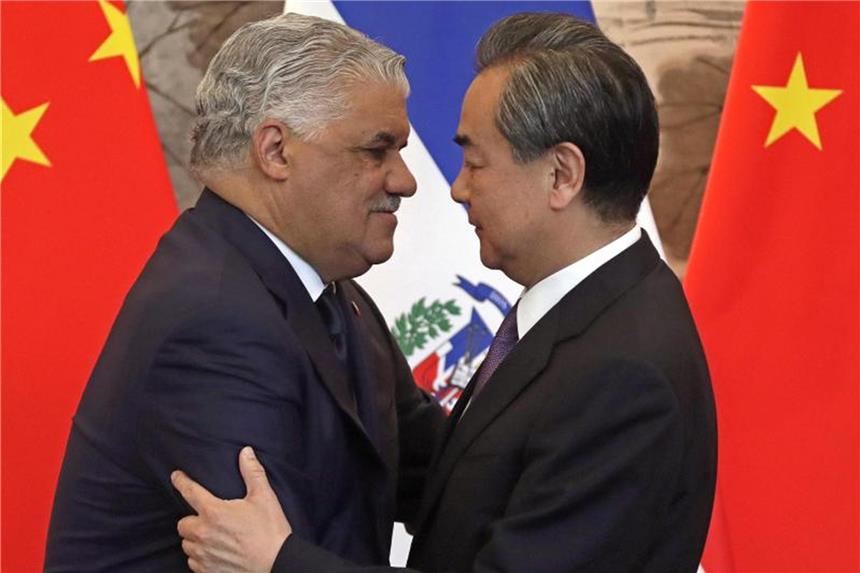 Dominikanische Republik bricht mit Taiwan „Gute Freunde“: Die Außenminister Chinas und der Dominikanischen Republik, Miguel Vargas (l) und Wang Yi. Foto: Andy Wong/AP