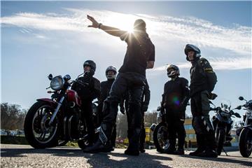 Gute Idee nicht nur für Anfänger: Ein Fahrsicherheitstraining schult die Fahrtechnik und kann die Sicherheit auf der Straße erhöhen. Foto: Frank Rumpenhorst