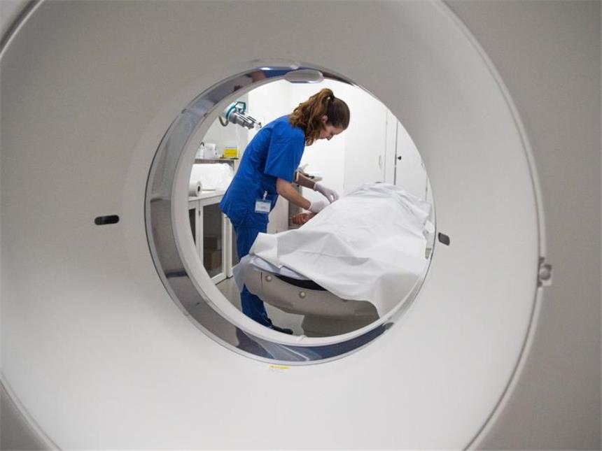 Gute Karriereaussichten: Arbeitsplätze gibt es für medizinisch-technische Radiologieassistenten mehr als genug. Foto: Lino Mirgeler/dpa-tmn
