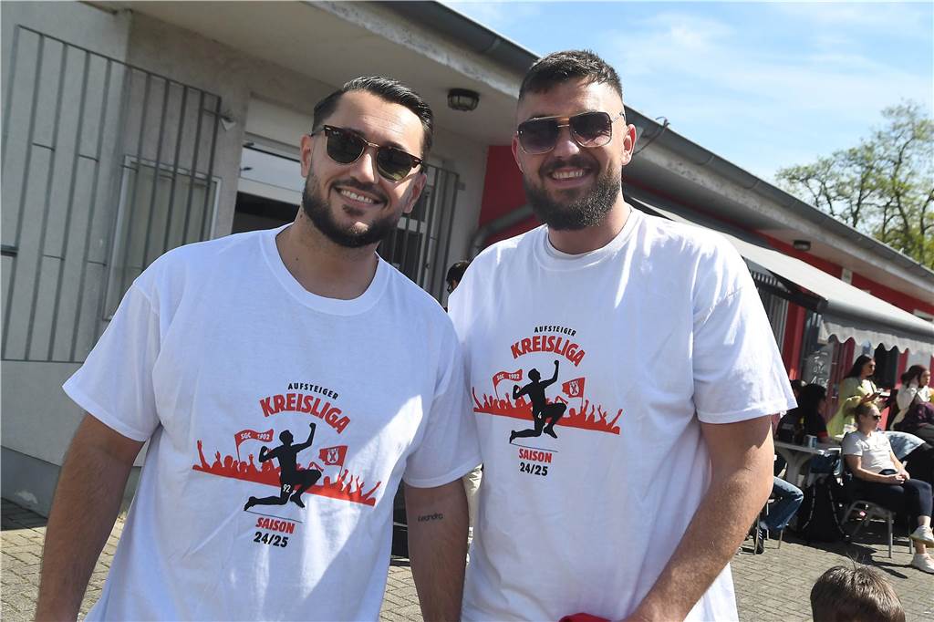 Gute Laune bei bestem Wetter: Mit ihren Aufstiegs-Shirts feierten die Spieler der SG Castrop am 27. April.