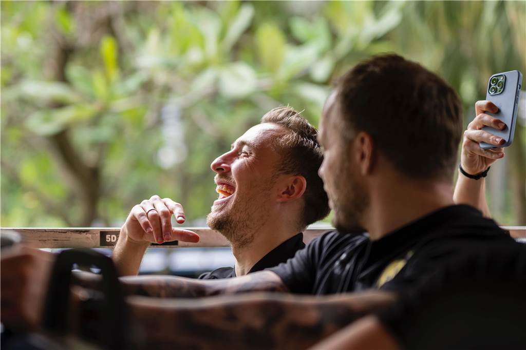 BVB-Profis auf Sightseeing-Tour durch Singapur: „Stand auf meiner Bucket List“ Felix Passlack lacht.